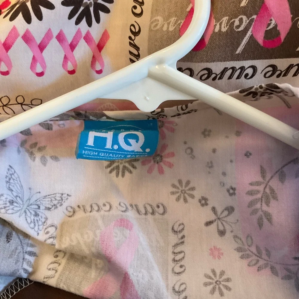 HQ Scrubs Breast Cancer Awareness Top, Cute and in great condition.  Fitted, Sm - Picture 7 of 13